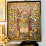 Ma spiccano anche i colori vivaci di una statuetta di San Nicola. �Ai suoi piedi c�� una piccola ampolla in vetro soffiato contenente la manna del Santo. � preziosissima: costa 4000 euro�, rivela Dario